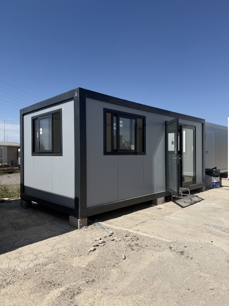 Módulo prefabricado con el exterior pintado en gris oscuro
