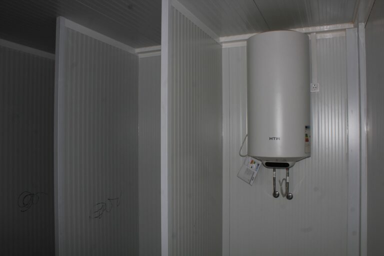 Termo eléctrico instalado en un módulo prefabricado