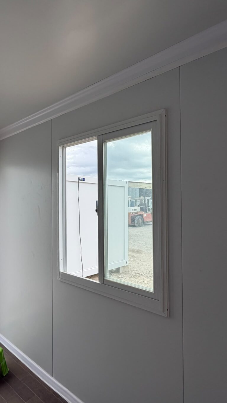 Ventana corredera de aluminio blanco en el interior de un módulo