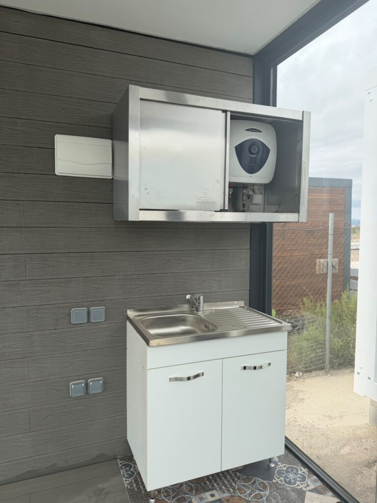 Cocina pequeña con fregadero y placa en un módulo prefabricado