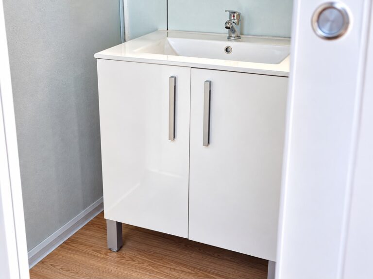 Lavabo con mueble en el baño de un módulo prefabricado