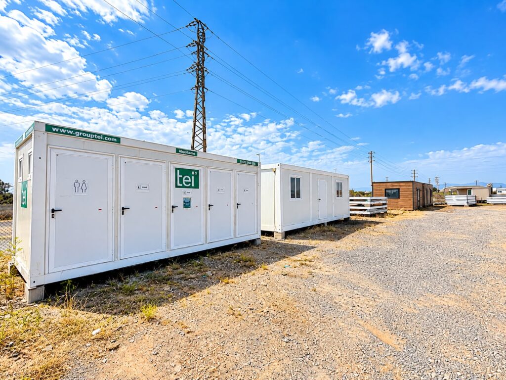 Módulo de aseos y vestuarios con varias puertas