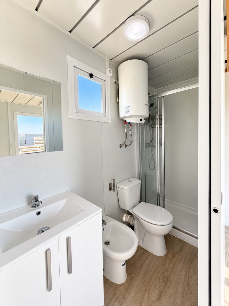 Baño de un módulo prefabricado con ducha, termo eléctrico, inodoro y bidé